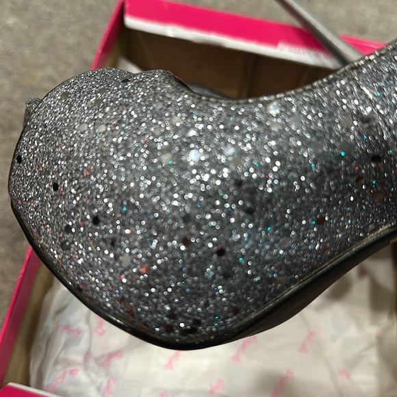 Heels - Picture 5 of 6